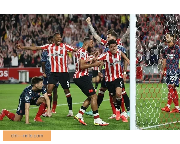 曼联宣布老特拉福德顶棚漏水修复工程因暴雨再度停工引发球迷担忧